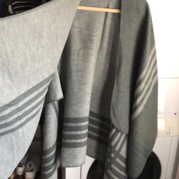 Reversible cape - Picture 2 of 3